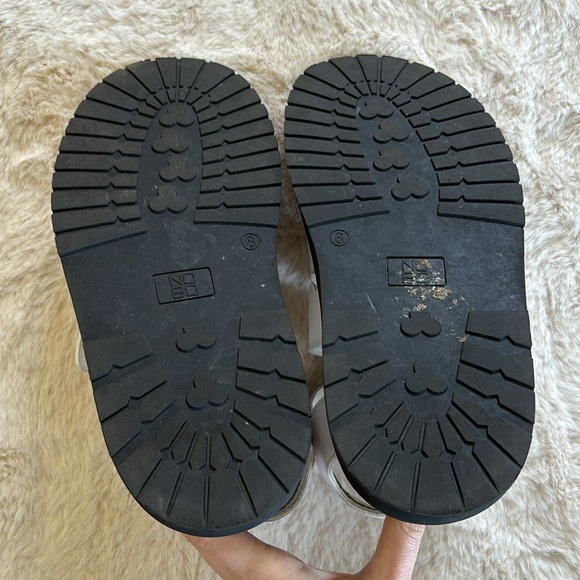 White and black chunky buckle sandals, size 8 - Picture 8 of 8